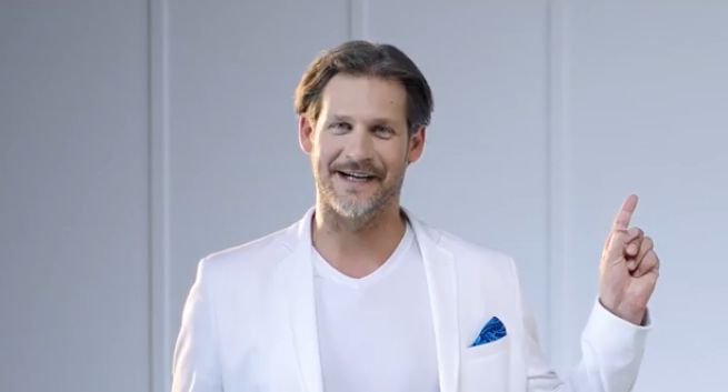 Vectra bez Wojciecha Mecwaldowskiego reklamuje telewizję oraz internet stacjonarny i mobilny (wideo)