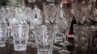 Wazony, dzbanki, misy i inne kryształy z PRL-u warte tysiące. Szkło kosztuje nawet kilkanaście tysięcy złotych