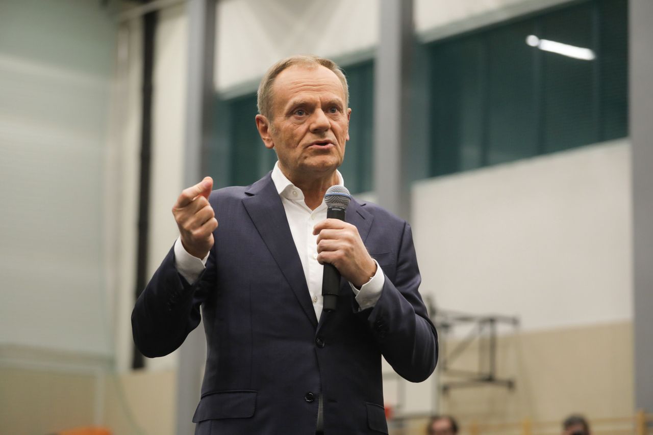 Tusk o Kaczyńskim: Nie dam mu ciastka z tabletką gwałtu. Nawiązał do wpisu posła klubu PiS