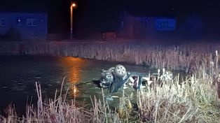 Wola Rasztowska: Dachował autem i wpadł do stawu. Jedna osoba trafiła do szpitala