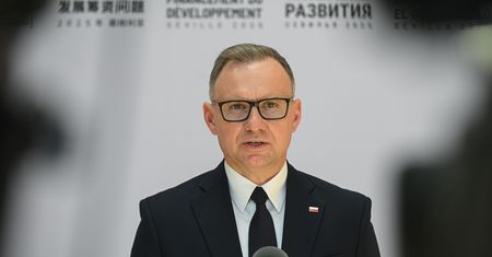 EMPiK wycofuje książkę o Dudzie. Jednak wzrasta jej popularność
