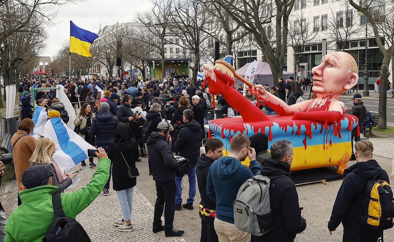 Putin in a bathtub of blood. Nawalna appeared at the event.