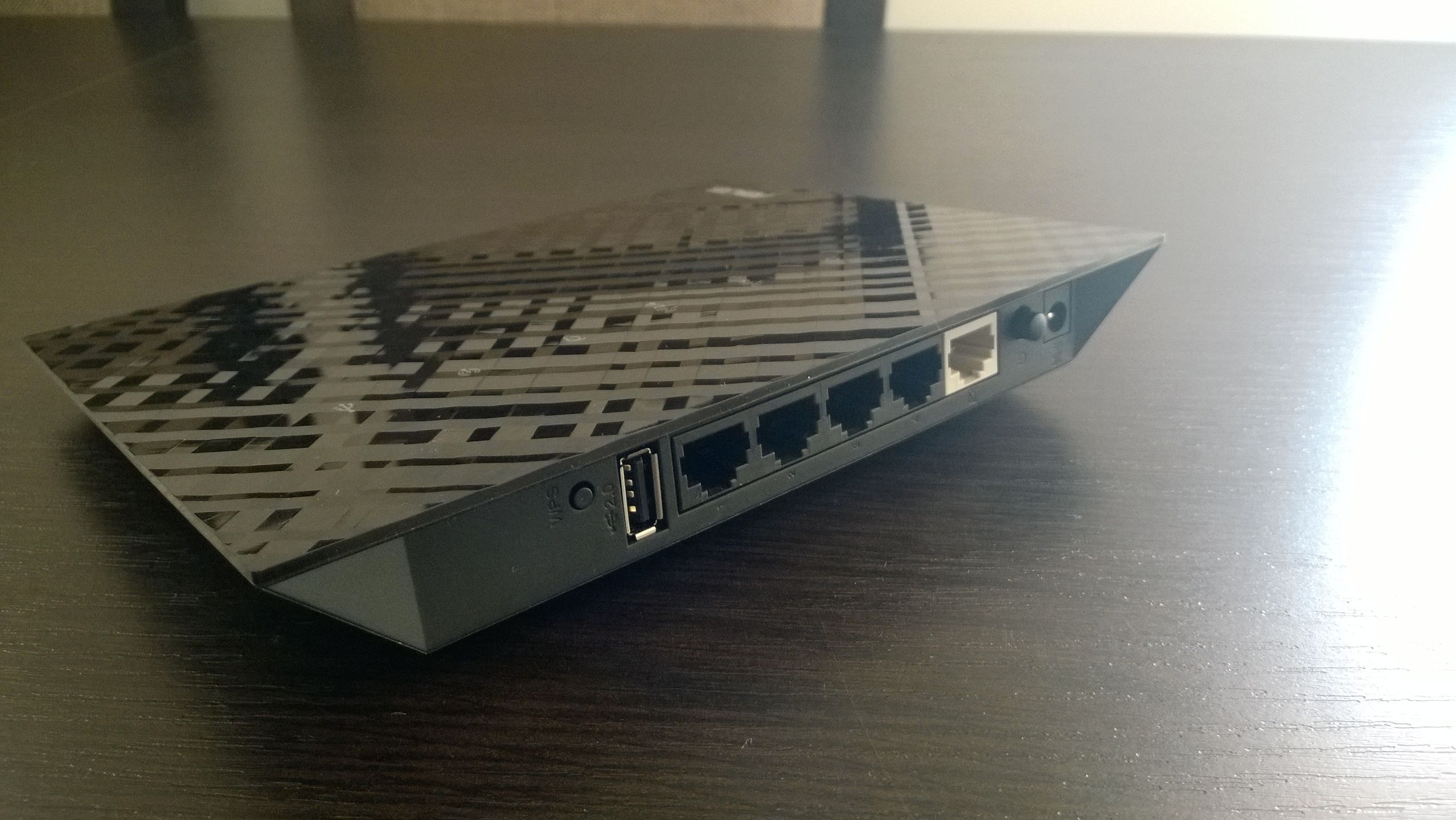 Szybki Internet bez kabli? Testujemy tani router WiFi 802.11ac Asus RT-AC52U 5