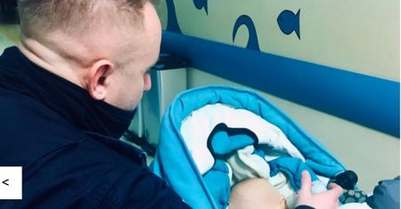 Warszawa. Policjanci fachowo przewijają. Porzucony maluch trafił pod opiekę mundurowych