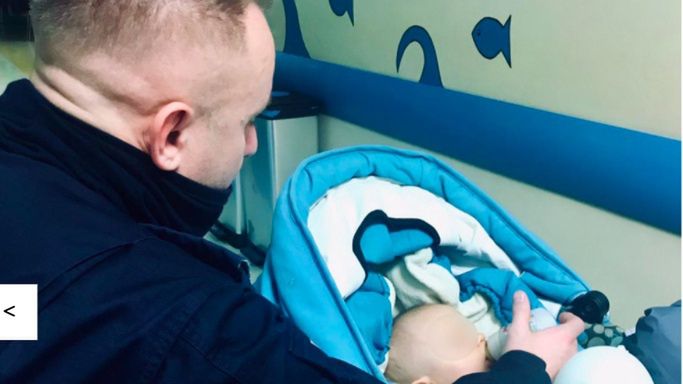 Warszawa. Stołeczni policjanci zajęli się porzuconym siedmiomiesięcznym chłopcem na Targówku (KSP)