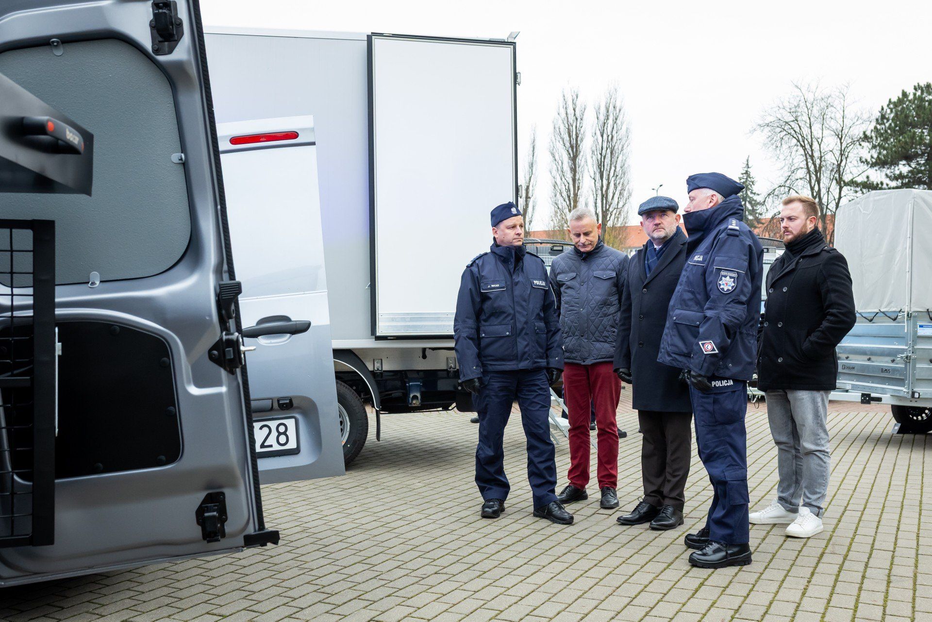 Kujawsko-pomorska policja wzbogaciła się o 13 nowoczesnych samochodów i 8 dronów. 