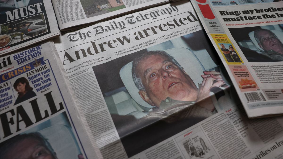 British newspaper front pages following the arrest of Andrew Mountbatten-Windsor in Liverpool, Britain, 20 February 2026. Andrew Mountbatten-Windsor, formerly Prince Andrew, was arrested on the morning of 19 February by Thames Valley Police on suspicion of misconduct in public office. He was released later that day and remains under investigation. EPA/ADAM VAUGHAN Dostawca: PAP/EPA.