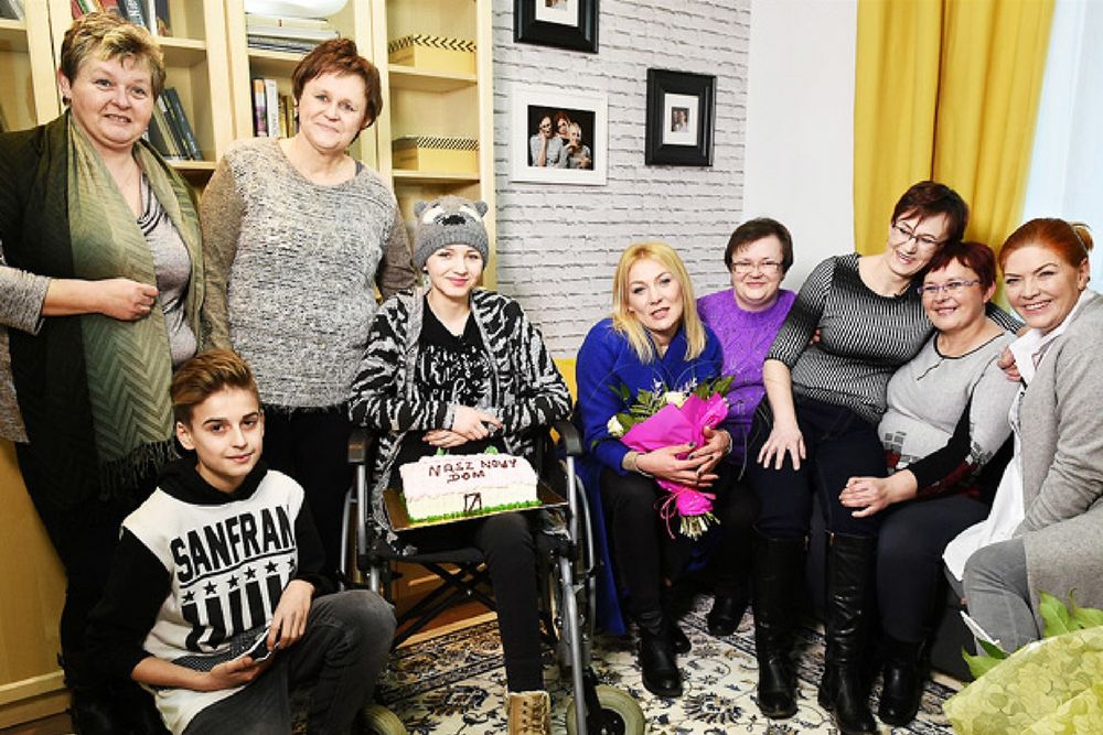 Ekipa programu z Martą i jej rodziną w mieszkaniu po remoncie