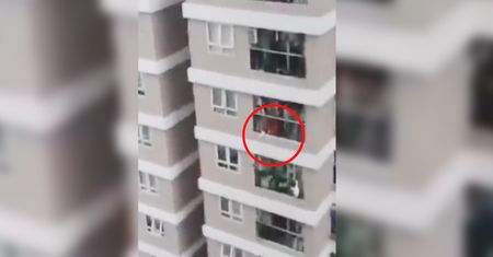 Dwulatka wypadła z 12. piętra. Przerażające nagranie świadków