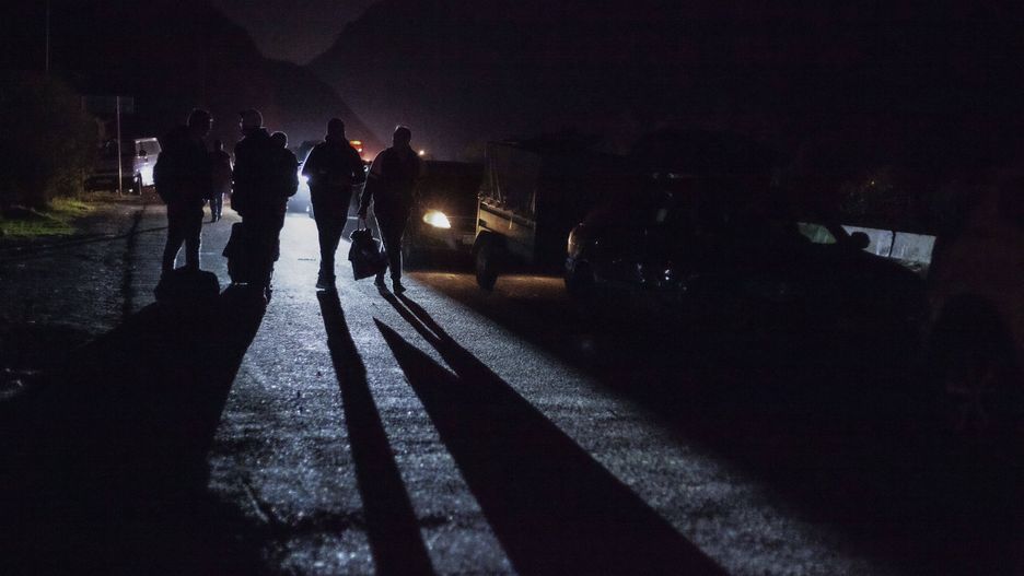 "Mówili, że jak wrócimy, to przywitają nas z automatami". Rosjanie relacjonują ucieczkę z kraju