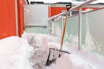 Co ze śniegiem na balkonie? Prawo budowlane mówi jasno
