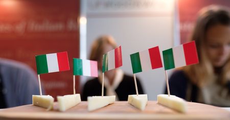 Ten naród Polacy lubią najbardziej. Nowy raport zaskakuje