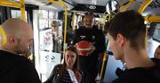 W autobusie pojawili się koszykarze PGE Startu Lublin. Rozdawali pasażerom bilety na mecz