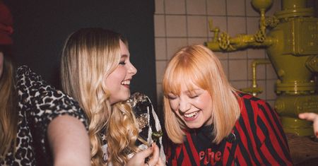 Świadomie rezygnują z picia alkoholu. Pokolenie Z lansuje modę na "clean life"