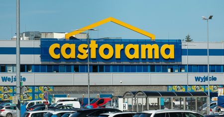 Biegał po Castoramie z siekierą. Ewakuowano cały sklep