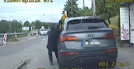70-latek wyprzedził policję na czerwonym. Gdy wysiadł, samochód jechał bez niego
