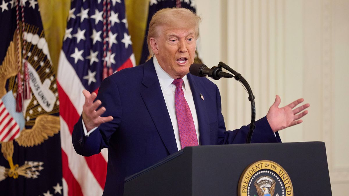 US President Donald Trump signs executive orders
epa12171973 US President Donald Trump speaks before signing resolutions that block California's rule phasing out gas-powered cars and ending the sale of new ones by 2035, in the East Room of the White House in Washington, DC, USA, 12 June 2025.  EPA/ALLISON DINNER 
Dostawca: PAP/EPA.
ALLISON DINNER
government, politics, podium, mic, flag, order