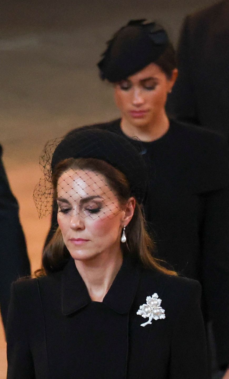 Royalsi odprowadzają trumnę z królową Elżbietą do Pałacu Westminsterskiego