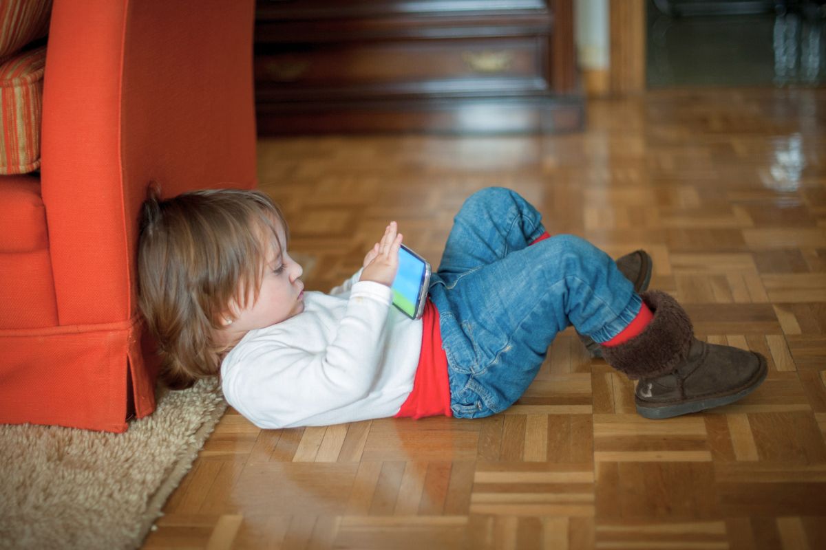Dziecko korzysta z telefonu