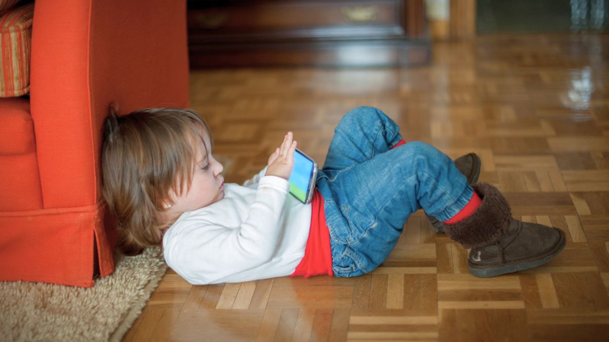 Dziecko korzysta z telefonu