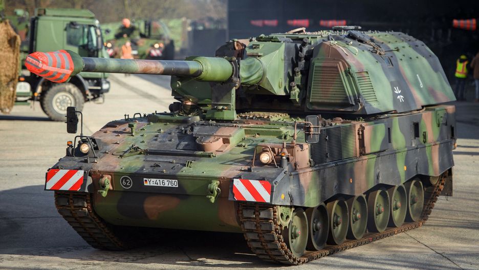 arch51
(FILES) In this file photo taken on February 14, 2022 a tank with mounted howitzers (?Panzerhaubitze 2000?) of the German armed forces Bundeswehr drives to be loaded onto a heavy-duty transporter in the Hindenburg barracks in Munster, western Germany. - Ukraine said on June 21, 2022 it had "finally" deployed advanced German artillery system, in the latest delivery of the long-range, precision weapons that it has been calling for. "Panzerhaubitze 2000 are finally part of 155 mm howitzer arsenal of the Ukrainian artillery," Ukrainian Defence Minister Oleksiy Reznikov wrote on social media, thanking his German counterpart Christine Lambrecht. (Photo by Gregor Fischer / AFP)
GREGOR FISCHER