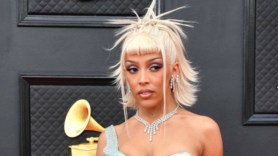 Doja Cat w odważnych stylizacjach podczas rozdań Grammy 2022