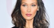 Bella Hadid przyszła w koronkach. Ale to, co wcześniej miała na nogach, to dla wielu koszmar