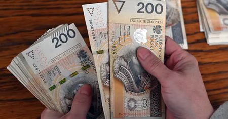 Wakacje kredytowe. "Weź na miesiąc i spłać trzy raty". Na to rząd nie patrzy
