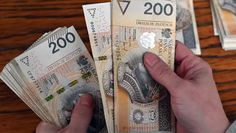 Wakacje kredytowe. "Weź na miesiąc i spłać trzy raty". Na to rząd nie patrzy