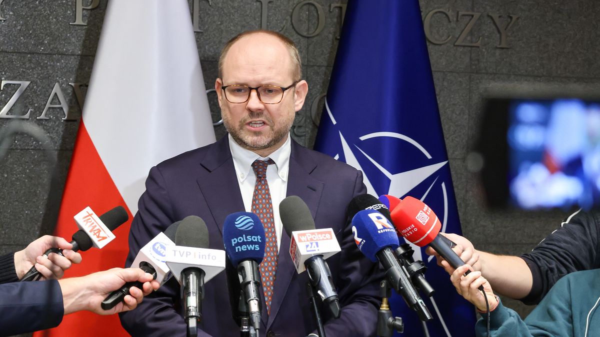 Marcin Przydacz
Warszawa, 23.11.2025. Szef Biura Polityki Mi�dzynarodowej KPRP Marcin Przydacz podczas briefingu prasowego na warszawskim lotnisku Ok�cie, 23 bm. Prezydent RP Karol Nawrocki z ma��onk� udaj� si� z wizyt� do Pragi, gdzie m.in. spotkaj� si� z prezydentem Czech Petrem Pavlem. (amb) PAP/Albert Zawada
Albert Zawada
lotnisko, ludzieprezydenta, polityk, polityka, wizyta, wylot, wylot prezydenta do Pragi, zagraniczna, briefing birefingu, prasowy prasowego, przed wylotem do pragi