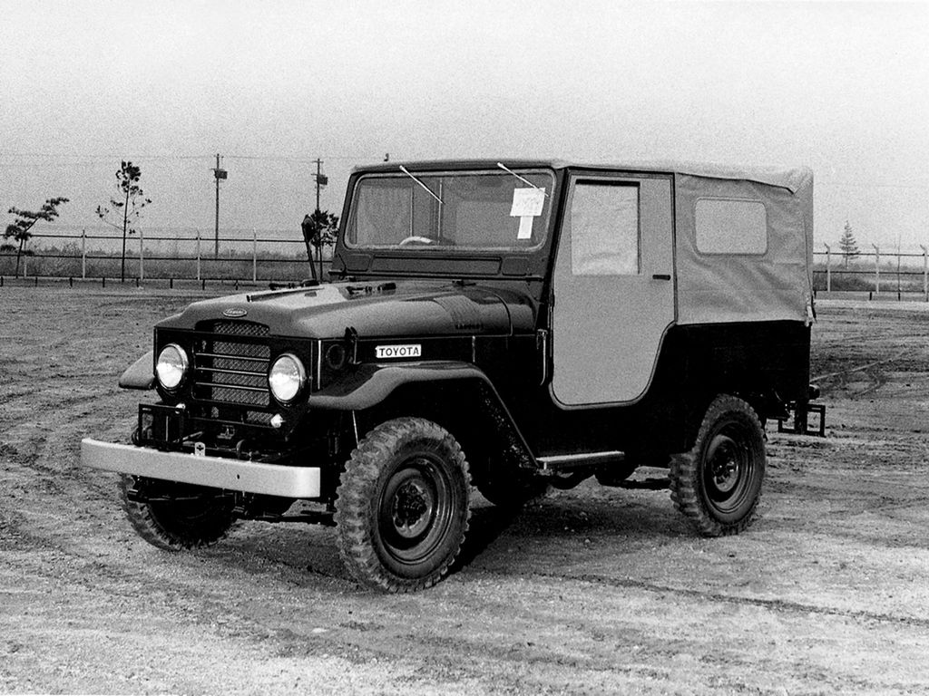 W 1955 roku Toyota zaprezentowała drugą generację Land Cruisera oznaczoną jako J2. J oznaczało to co oznaczało, natomiast 2 to po prostu druga generacja. Początkowo auto nosiło oznaczenie BJ25, później FJ25. B było uzasadnione, ponieważ Land Cruiser nadal był napędzany jednostką typu B. Później zadebiutował nowy motor serii F, stąd oznaczenie FJ25.