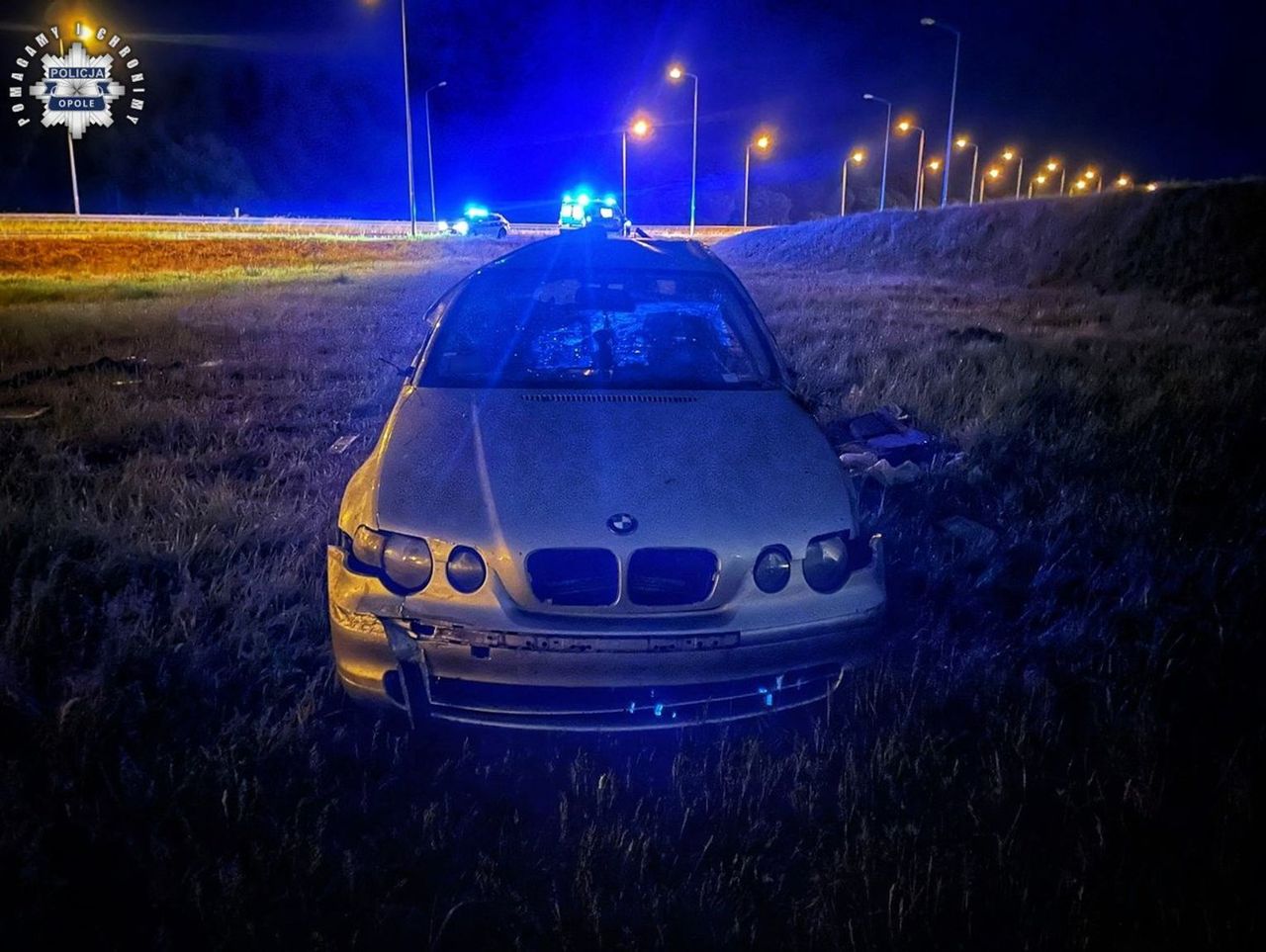 Opole: Szybka i pijana 19-latka rozbiła bmw w rowie. Jej koleżanki zostały ranne