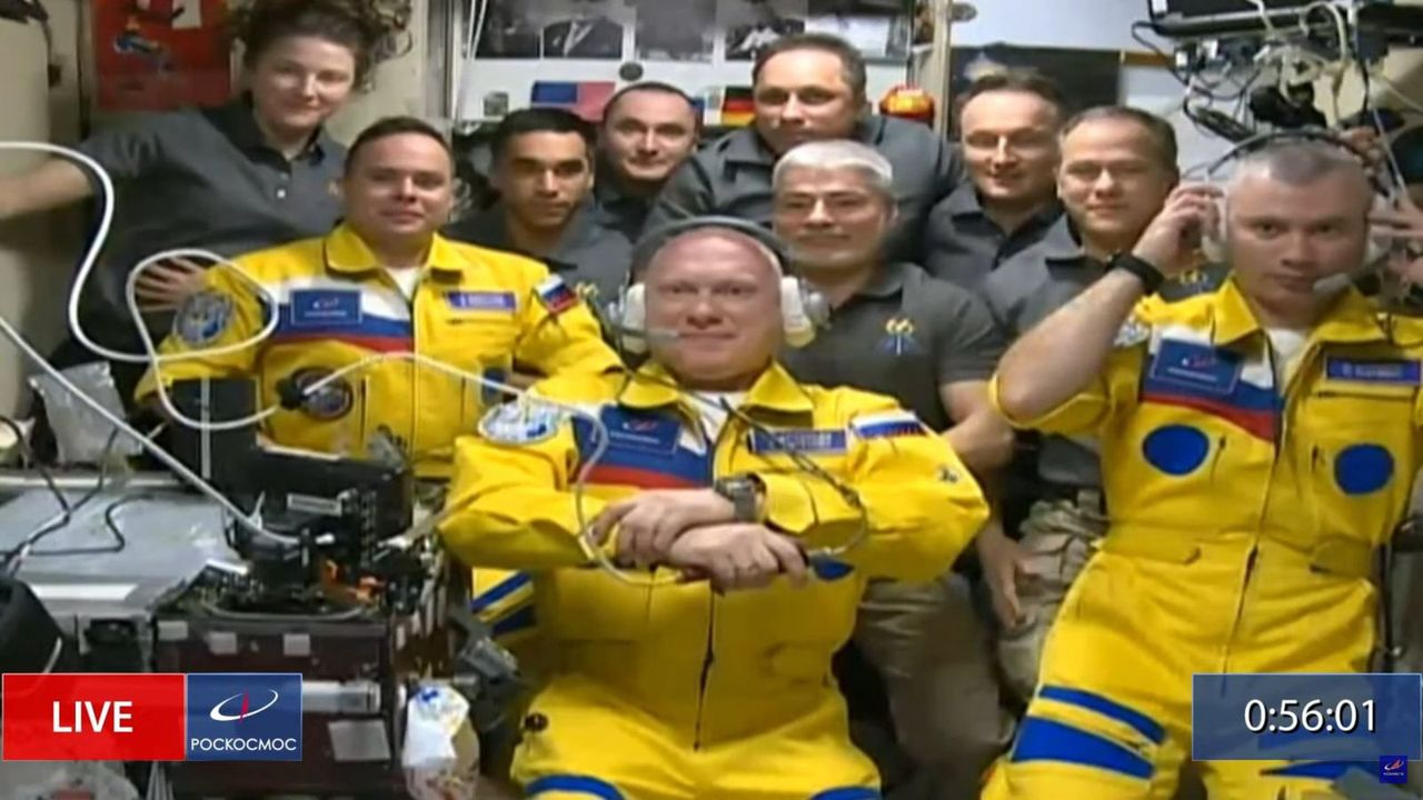 Rosyjscy kosmonauci w żołto-niebieskich skafandrach. Założyli barwy Ukrainy