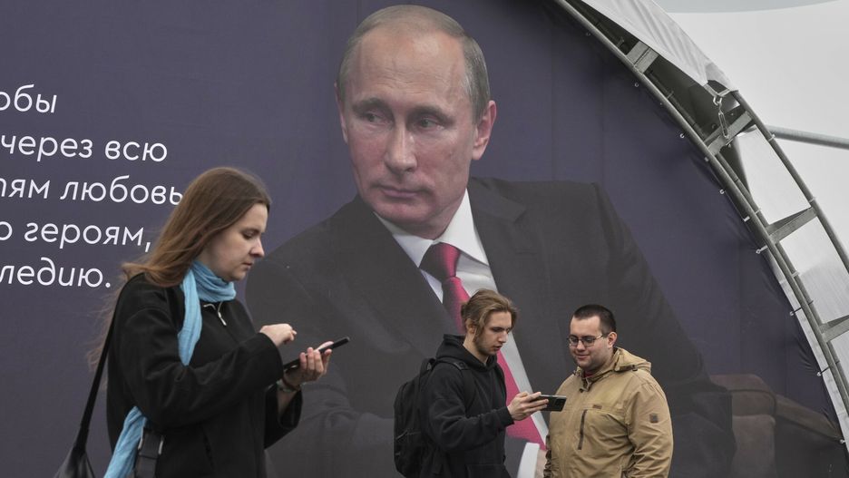 Temporary
People stand next to a poster with an image of Russian President Vladimir Putin and a quote from his message at an annual book festival in St. Petersburg, Russia, Thursday, May 22, 2025. (AP Photo/Dmitri Lovetsky)
Dmitri Lovetsky