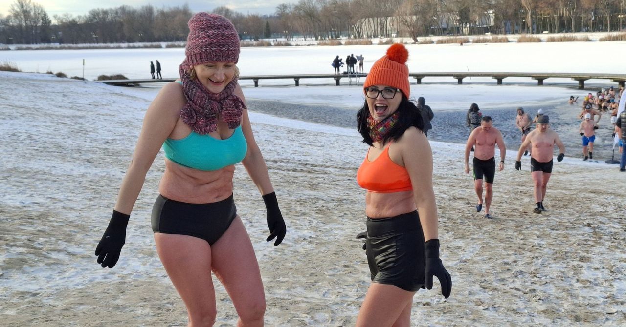 Radom: Mroźna pogoda przyciągnęła morsy do lodowatej wody