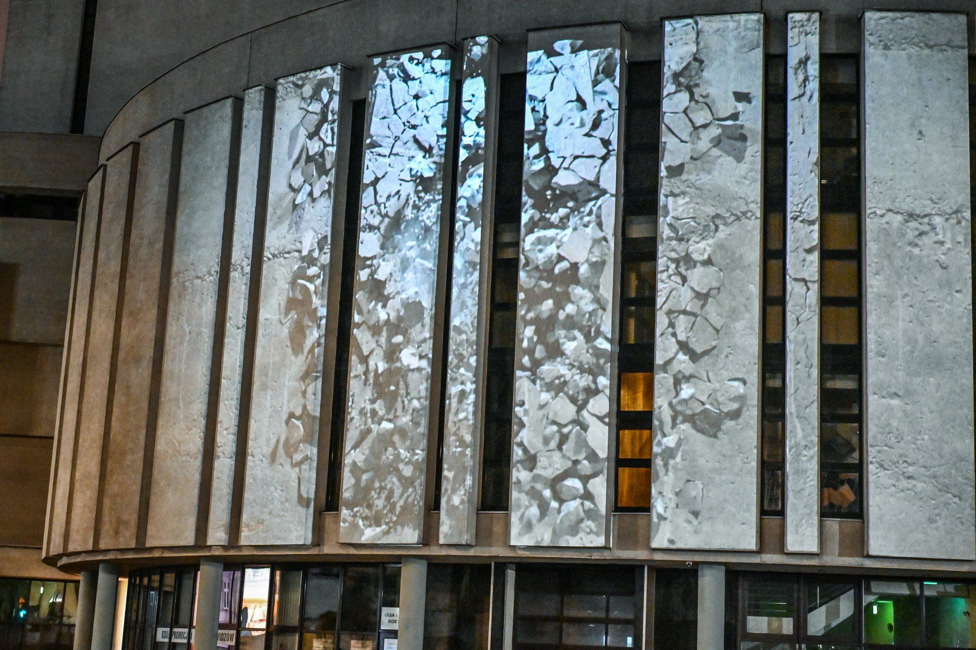 Bydgoska Opera Nova po raz pierwszy zapowiada swoją premierę za pomocą mappingu. Na fasadzie budynku (trzeciego kręgu) przy ulicy Focha wyświetla ruchome obrazy zapraszające na spektakl &#34;Król Roger&#34;.