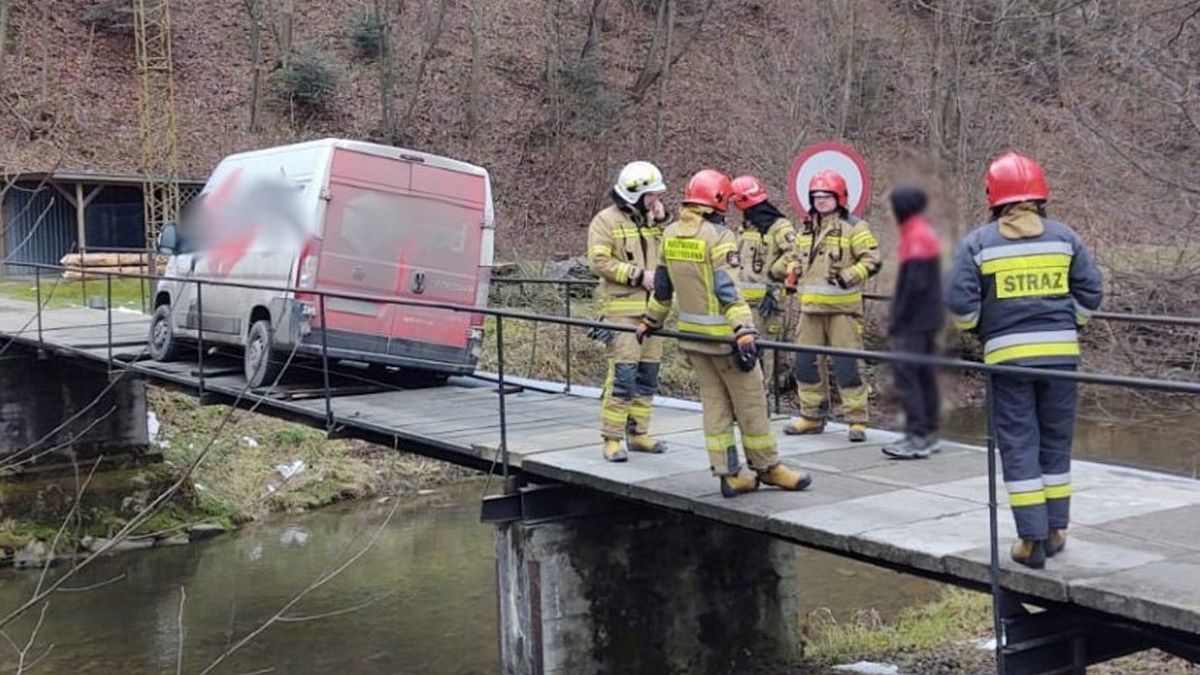 Most nie wytrzymał nacisku dostawczaka