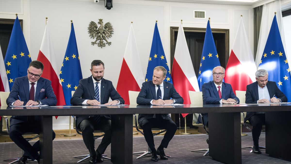 WARSAW, POLAND - 2023/11/10: Szymon Holownia (L), head of the Poland 2050 party, Wladyslaw Kosiniak-Kamysz, head of the Polish People's Party, Donald Tusk (C), head of the Civic Coalition, Wlodzimierz Czarzasty, the co-chairman of the New Left party, and Robert Biedron (R), the other co-chairman of the New Left, sign the coalition agreement in the Parliament. The leaders of Polish opposition parties have signed a coalition agreement that lays out a road map for governing the nation over the next four years. The parties collectively won a majority of votes in last month's parliamentary election. Their candidate to be the next prime minister is Donald Tusk, a former prime minister who leads the largest of the opposition parties, the centrist Civic Platform. Tusk said the parties worked to seal their agreement a day before the Independence Day holiday, adding that, "We wanted to show that we are ready to take responsibility for our homeland." He said the agreement would offer a set of "signposts and recommendations" for the government he plans to lead. (Photo by Attila Husejnow/SOPA Images/LightRocket via Getty Images)