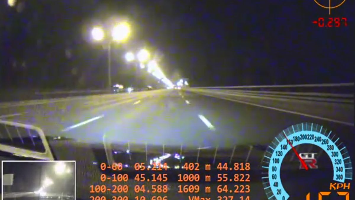Co się stanie z Nissanem GT-R gdy przy 327 km/h pęknie mu opona? 1