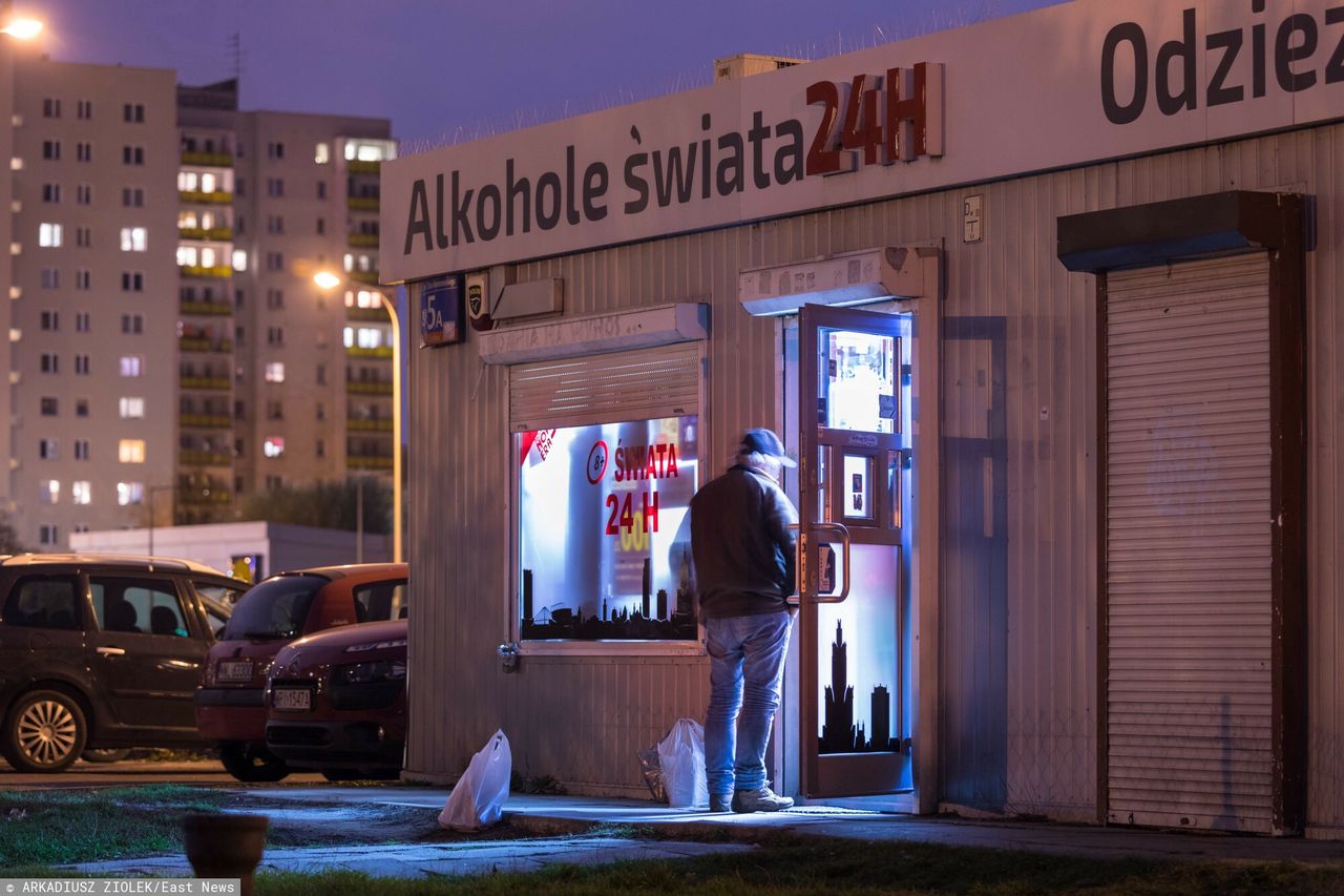 Pełne wózki alkoholu. Ekspedientki nie nadążają z dokładaniem