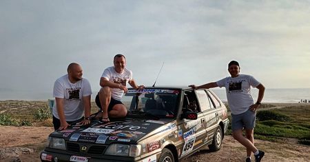 Szef ostrowskich policjantów wziął udział w rajdzie Złombol 2023. Pojechał polonezem