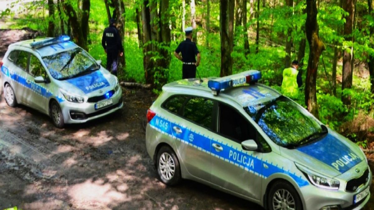 Policjanci szukali w lesie matki i córki. 38-latka była pijana.
