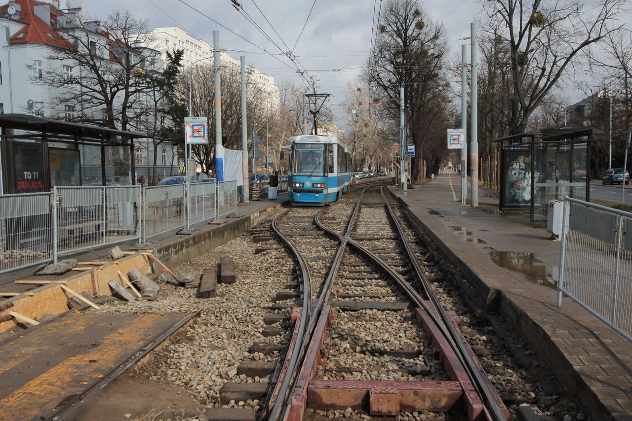 Wrocław. Rusza remont ul. Złotnickiej, kolejny etap prac na ul. Powstańców Śląskich. Zmiany w rozkładach jazdy