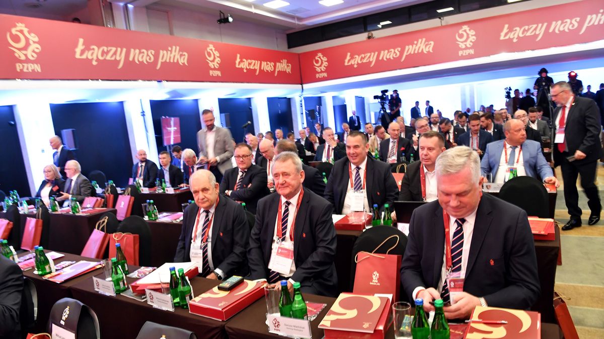 Warszawa, 18.08.2021. Delegaci Walnego Zgromadzenia Sprawozdawczo-Wyborczego Delegatów Polskiego Związku Piłki Nożnej, w hotelu "Sofitel Victoria", 18 bm. Podczas zjazdu PZPN, głosami 118 przedstawicieli związków wojewódzkich, futbolu zawodowego - klubów Ekstraklasy i I ligi, Stowarzyszenia Trenerów Piłki Nożnej, środowiska futbolu kobiecego i futsalu oraz sędziowskiego, zostanie wybrany nowy prezes federacji. W wyborach startują Cezary Kulesza Marek Koźmiński. (paw) PAP/Piotr Nowak