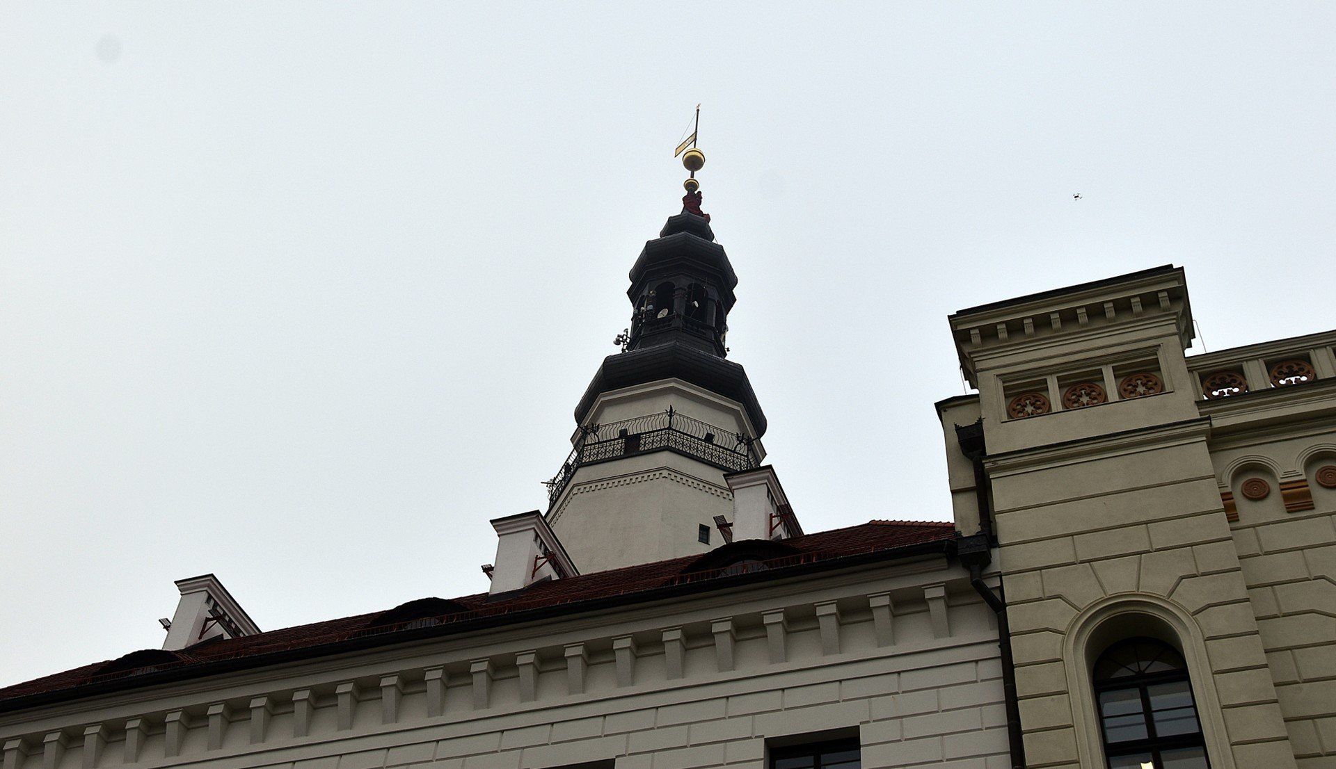 Ratusz przystrojony na imieniny patrona miasta