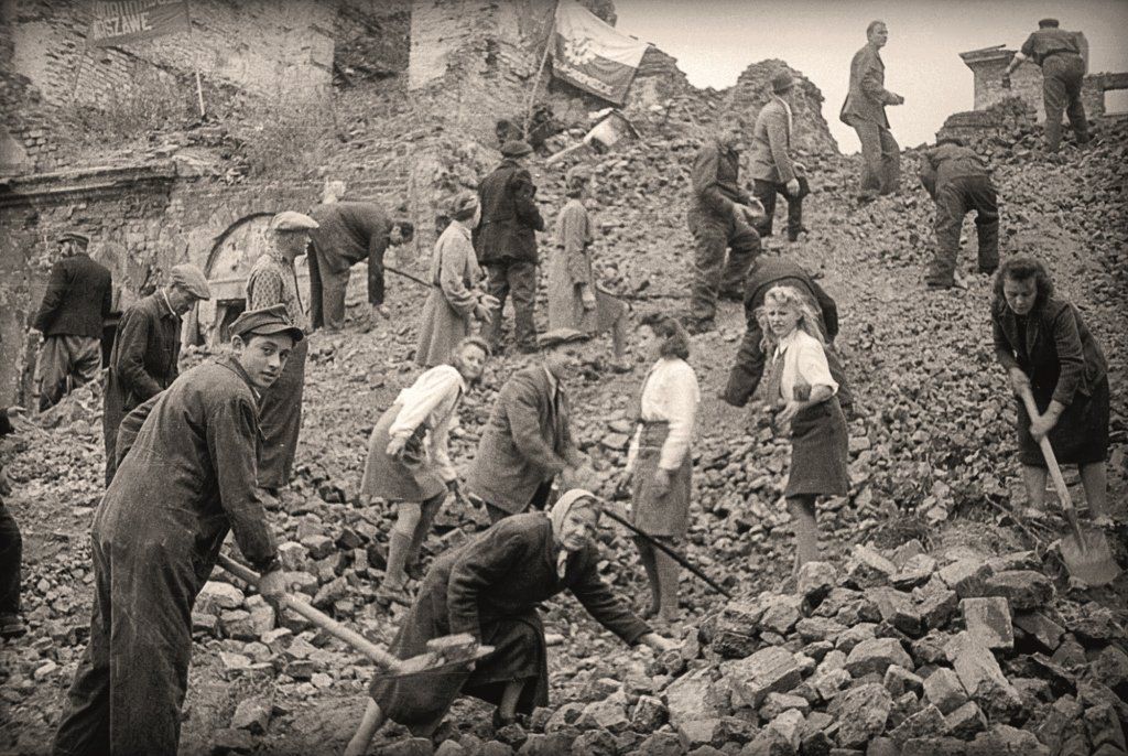 Podnosząca się z gruzów stolica na zdjęciach z albumu "Warszawa lata 40." 9