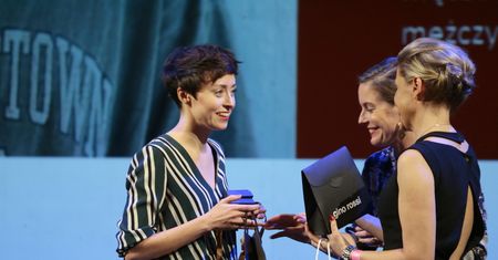 Natalia Przybysz w pasiastym kombinezonie