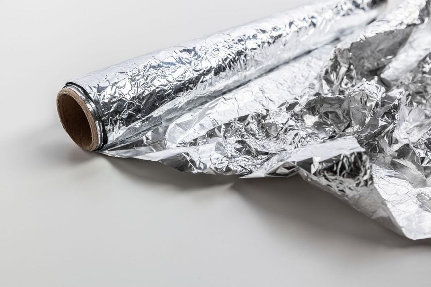 Rzadko kto zdaje sobie sprawę z tego, że żywność, która ma kontakt z folią aluminiową może stać się szkodliwa dla naszego zdrowia