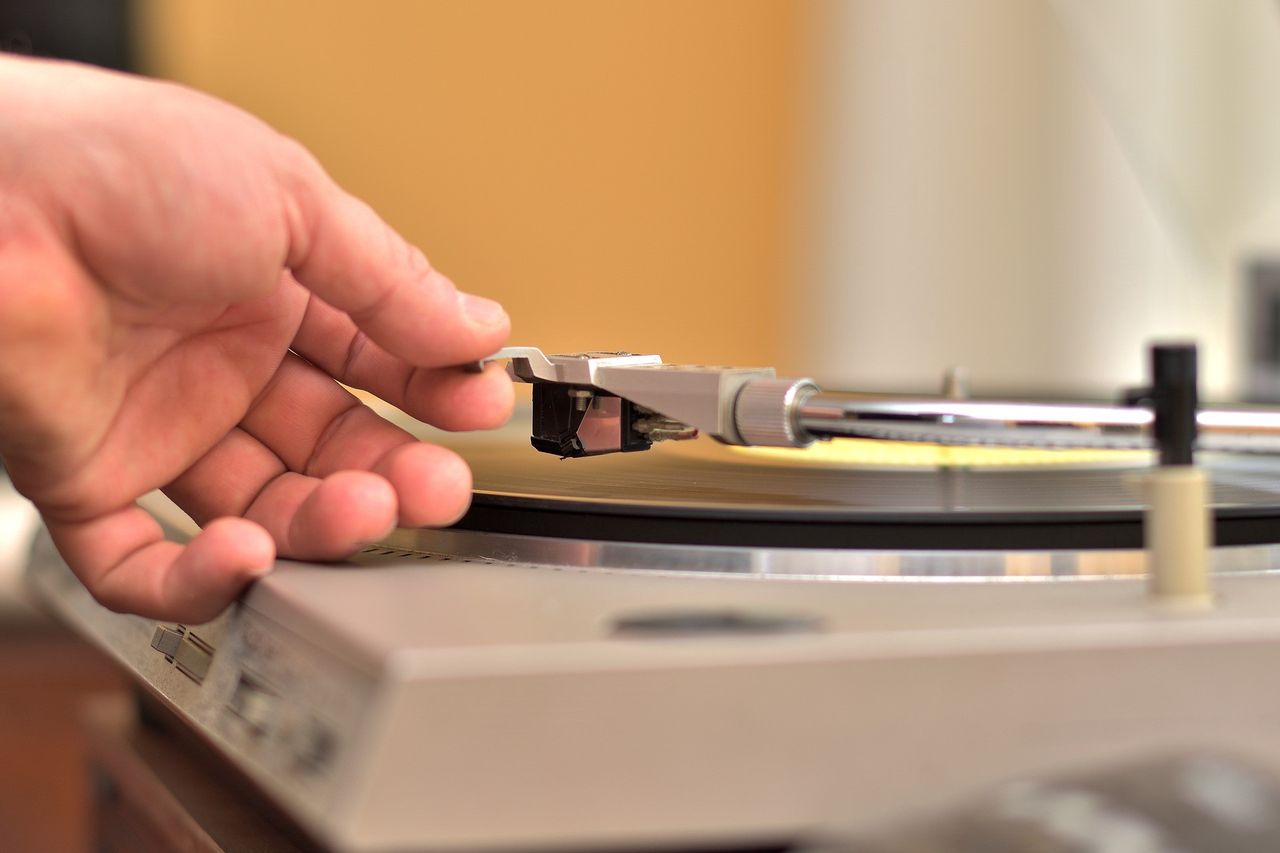 Muzyka z winylowej płyty - jak wybrać gramofon, wzmacniacz i kolumny