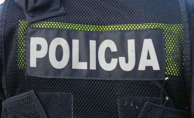 Podejrzany o znęcanie się nad rodziną zaatakował nożem policjantów